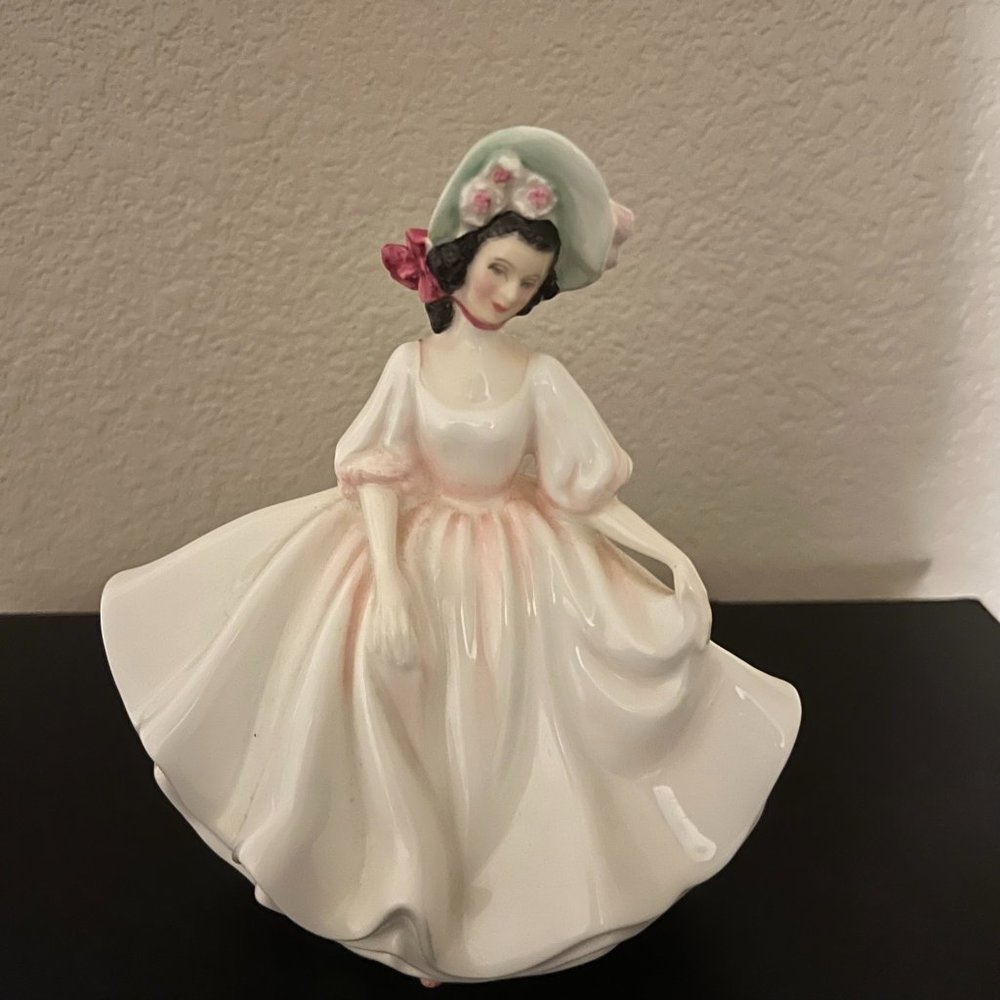 Royal Doulton 2698 Sunday Best